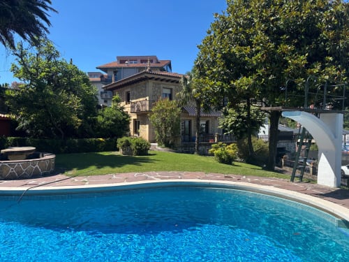 Piscina de Casa Señorial Sasueta con mansión histórica, jardines y terraza en San Sebastián
