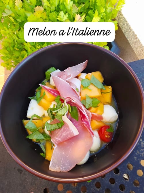 Melone all'Italiana mit Parmaschinken, Mozzarella und frischen Kräutern im La Maison de la Colline, Vers, Frankreich