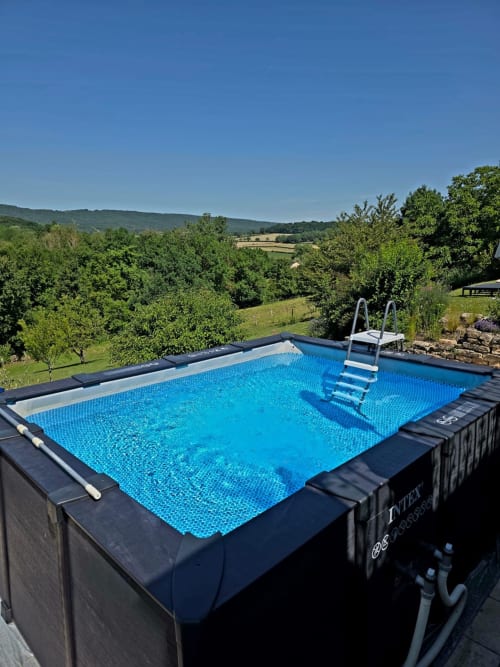 Aufstellpool des La Maison de la Colline B&B in Vers, Frankreich, mit Blick auf grüne Landschaft