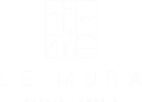 Logo di Le Mura con un design minimalista raffigurante un castello e degli edifici, per un hotel a Norcia, in Umbria, Italia.