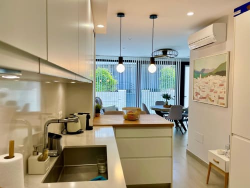 Cocina y comedor modernos en la casa Solana Urban Lux, Fuengirola, con vistas a la ciudad y decoración contemporánea