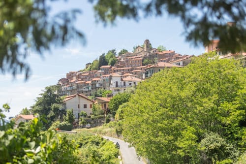 Village de Bajardo perché sur la colline avec ses bâtiments en terre cuite nichés parmi la verdure luxuriante et ses sentiers sinueux
