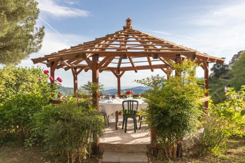 Pergola en bois avec une végétation luxuriante à l'hôtel Allegria à Bajardo, Italie, surplombant les montagnes