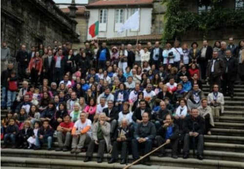 Grande grupo de hóspedes reunidos nas escadas do pátio do Sleep & Go hostel em Esposende, Portugal
