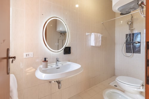 Salle de bain moderne de la Chambre Armonia à l'hôtel Allegria, Bajardo, avec miroir éclairé et douche