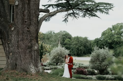 Couple s'embrassant sous un ancien arbre au Château ERIGOYE B&B à Beychac-et-Caillau, avec rivière et jardins