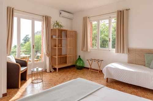 Chambre Benessere lumineuse à l'hôtel Allegria à Bajardo avec lits jumeaux, rangements en bois, balcon avec vue sur les montagnes