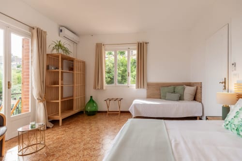 Chambre Benessere à l'hôtel Allegria à Bajardo avec deux lits, mobilier en bois et balcon vue montagne