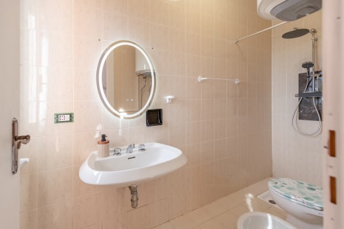 Salle de bain moderne à la Chambre Felice de l'hôtel Allegria à Bajardo avec miroir illuminé et douche à effet pluie