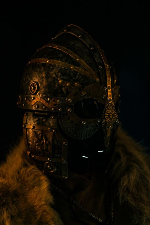 Casque steampunk orné avec détails en laiton et yeux luminescents, parfait pour la décoration immersive de Skol In Normandy