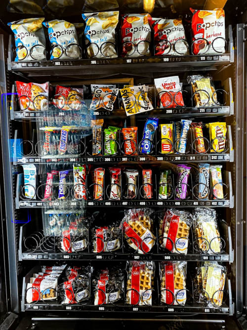 Máquina expendedora de snacks y bebidas en el hotel La Posada de las Flores de Astorga