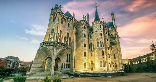 Catedral gótica de La Posada de las Flores en Astorga, España al atardecer