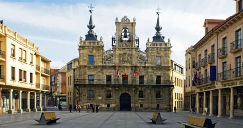 Plaza histórica de Astorga con catedral de piedra y coloridos edificios alrededor del hotel La Posada de las Flores