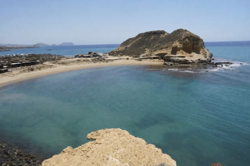 Cala turquesa mediterránea con playa arenosa y formaciones rocosas en Apartamentos El Calón Playa, Cuevas del Almanzora España