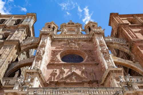 Fachada de catedral de piedra ornamentada en Astorga, ubicación del hotel La Posada de las Flores