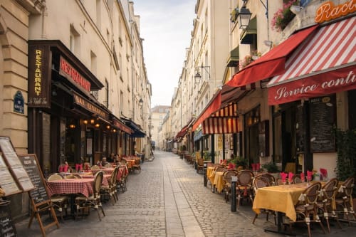 Charmante rue parisienne avec terrasse de café, auvents rouge et blanc près des Appartements ATHEA à Paris