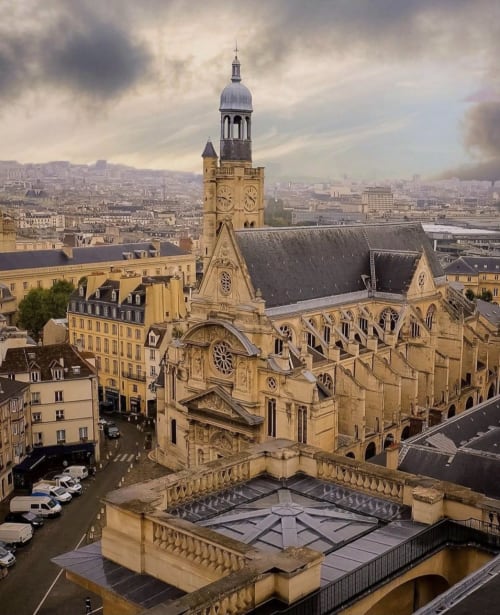 Église parisienne avec clocher dominant la skyline près des Appartements ATHEA à Paris