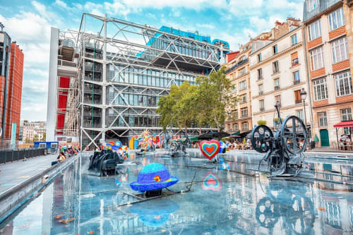 Place publique colorée près des Appartements ATHEA à Paris avec architecture moderne, installations artistiques interactives et