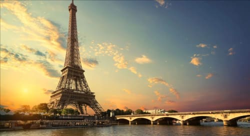 Tour Eiffel au coucher de soleil avec vue sur la Seine et ses ponts, logement à Paris