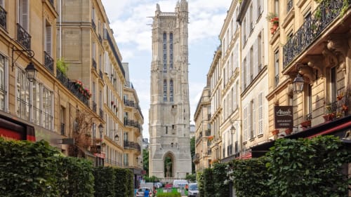 La Torre Saint-Jacques encadrée par les bâtiments parisiens, parfaite pour les clients d'ATHEA Appartements explorant Paris