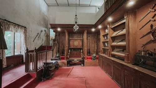 Hall intérieur élégant avec tapis rouge, mobilier, étagères et luminaires suspendus à l'hôtel Skol In Normandy