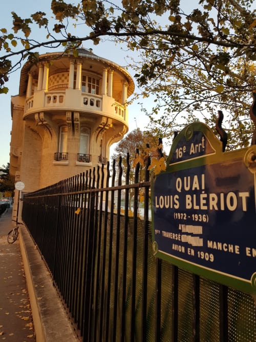 Immeuble historique à Paris 16e arrondissement près du Quai Louis Blériot, feuillage automnal visible
