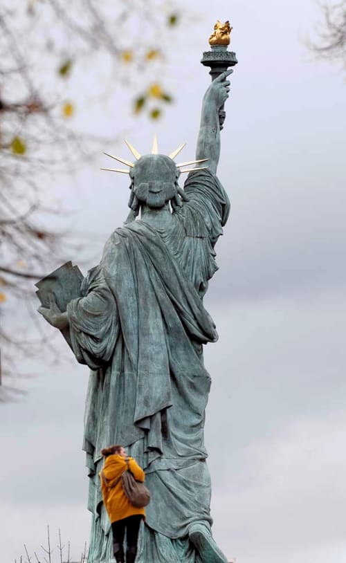 Statue de la Liberté avec visiteur en veste jaune, Paris France près des Appartements ATHEA
