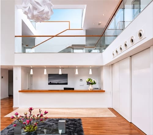 Habitación moderna del Hostal Doña Blanca en Sigüenza con diseño abierto, tragaluces, suelos de madera y estilo contemporáneo