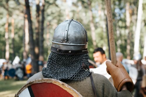 Reconstituteur de guerrier médiéval en cotte de mailles et casque lors de l'événement historique Skol In Normandy, France