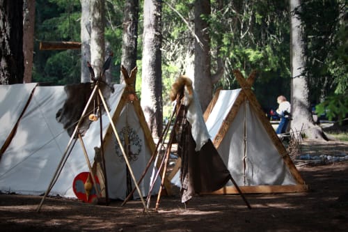 Tentes de reconstitution historique en forêt au camping Skol In Normandy, France