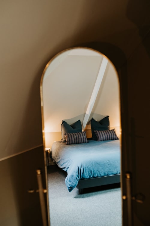 Chambre du gîte La Grange Mimosa aux Granges De Pil Bara, avec un lit aux draps bleus et oreillers rayés