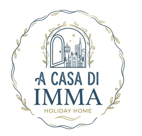 Logo della casa vacanze A Casa Di Imma con lo skyline iconico di Milano attraverso una finestra ad arco, decorazioni in foglia d'oro
