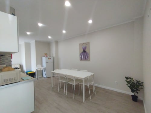 Moderne offene Küche und Essbereich im Hostel-Apartment Furnaka Village, Lourinhã, mit weißem und zeitgenössischem Mobiliar