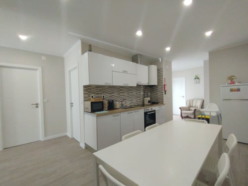 Moderne Küche und Esszimmer im Apartment Villa Ti Neves der Herberge Furnaka Village, Lourinhã mit weißen Schränken