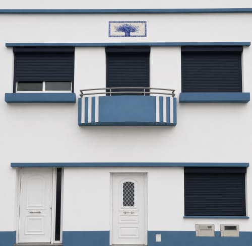 Fassade der Furnaka Village Herberge in Lourinhã mit blau-weißer Außenseite, Fensterläden, zentralem Balkon und Erdgeschoss