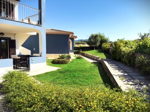 Appartamento con vista giardino moderno presso A Mare Case Vacanze a Valledoria con ampio prato e patio arredato