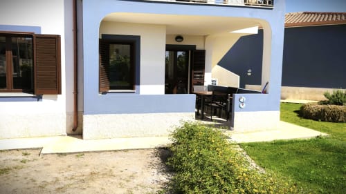 Ingresso di un appartamento Mare Case Vacanze a Valledoria con vista giardino, patio privato e giardino condiviso
