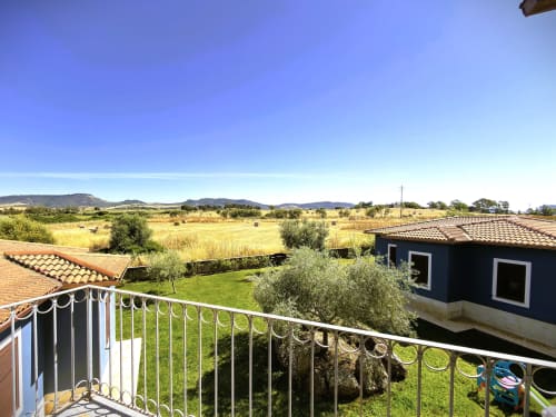 Vista dal balcone dell'orto condiviso e della campagna toscana presso A Mare Case Vacanze, Valledoria