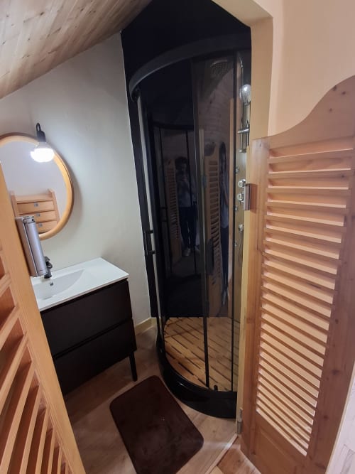 Modern bathroom in Chambre Passiflore at La Maison de Dun B&B, Saint Racho, with black shower enclosure and wooden vanity