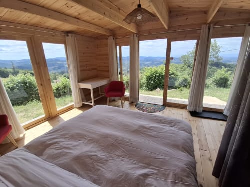 Chambre en bois avec vue sur les montagnes à La Maison de Dun B&B à Saint Racho, France