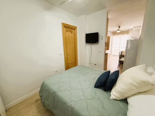 Acogedor estudio en primera línea de playa en Fuengirola con cama, TV y comodidades modernas