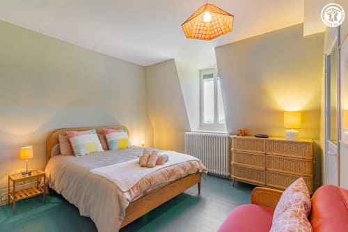 Chambre lumineuse à Ô 3 Cyprès de Précy, Neuvy Grandchamp avec mobilier en bois, coussins colorés et vue sur le jardin