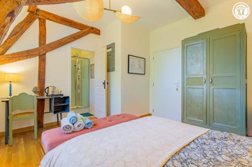 Chambre Lantoine à Ô 3 Cyprès de Précy à Neuvy Grandchamp : poutres apparentes, vue jardin, lit et volets verts