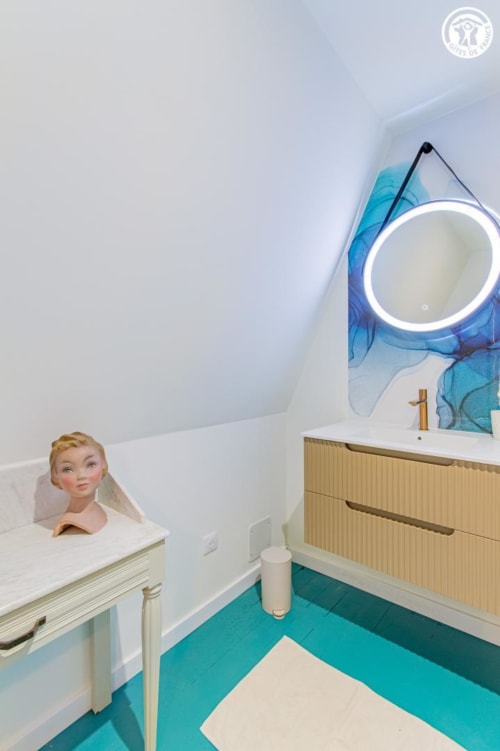 Salle de bain moderne de la Chambre Lantoine à Ô 3 Cyprès de Précy B&B, avec sol turquoise et miroir LED