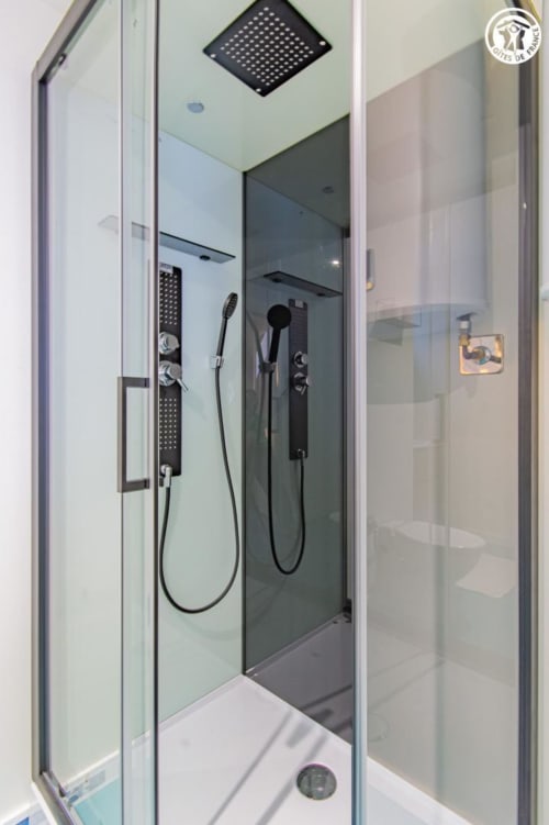 Élégante douche à l'italienne avec robinetterie noire et pluie fine dans la Chambre Lantoine d'Ô 3 Cyprès de Précy, Neuvy