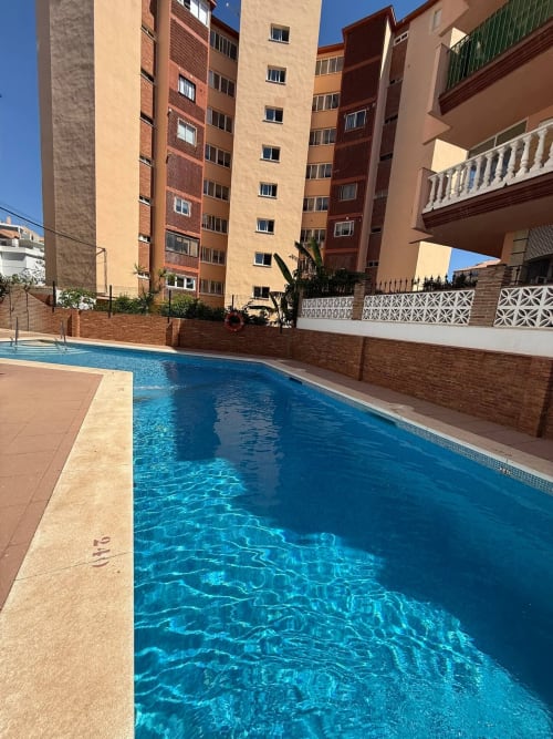 Apartamento frente al mar con piscina soleada en Fuengirola, edificios modernos y tarima de barro cocido