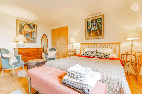 Chambre Charlemagne à Ô 3 Cyprès de Précy : lit en bois, mobilier vintage et décoration chaleureuse