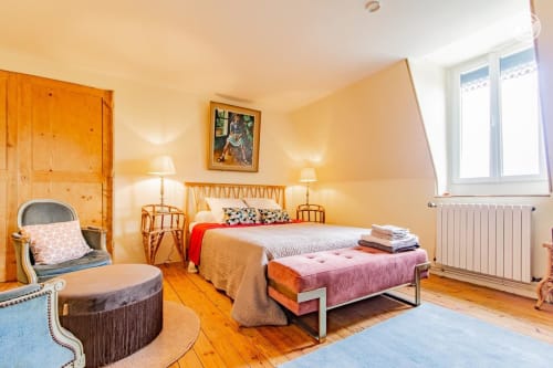 Chambre chaleureuse avec mobilier en bois, parquet de pin et lumière naturelle à Ô 3 Cyprès de Précy à Neuvy Grandchamp