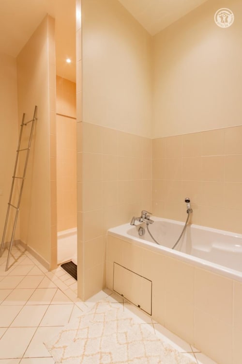 Salle de bain moderne avec douche à l'italienne, baignoire blanche et carrelage beige à Ô 3 Cyprès de Précy, Neuvy Grandchamp