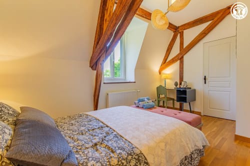Chambre Charlemagne à Ô 3 Cyprès de Précy, Neuvy Grandchamp : lits jumeaux avec poutres, bureau et fenêtre